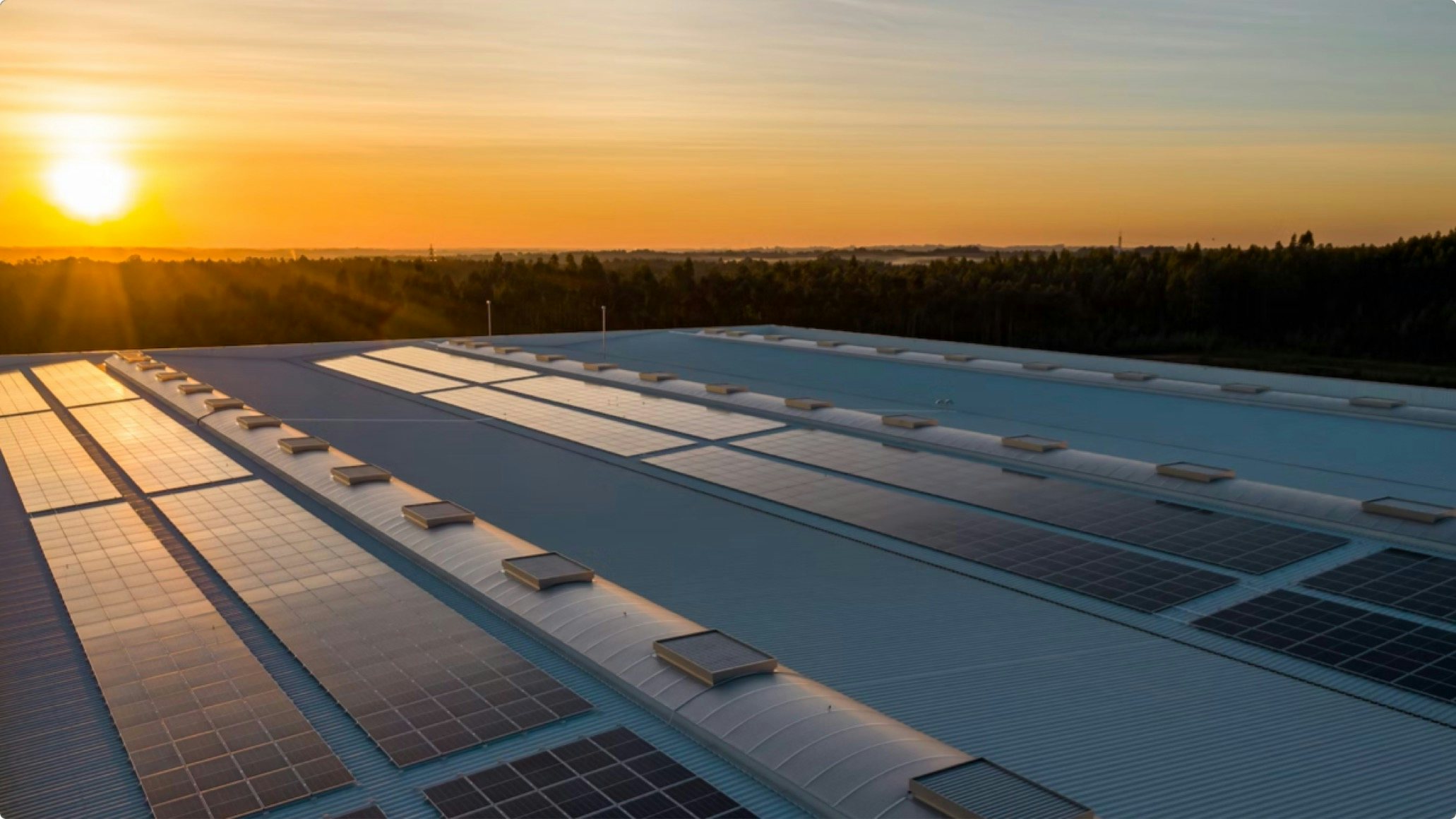 Panneaux solaires sur un toit, paysage coucher de soleil