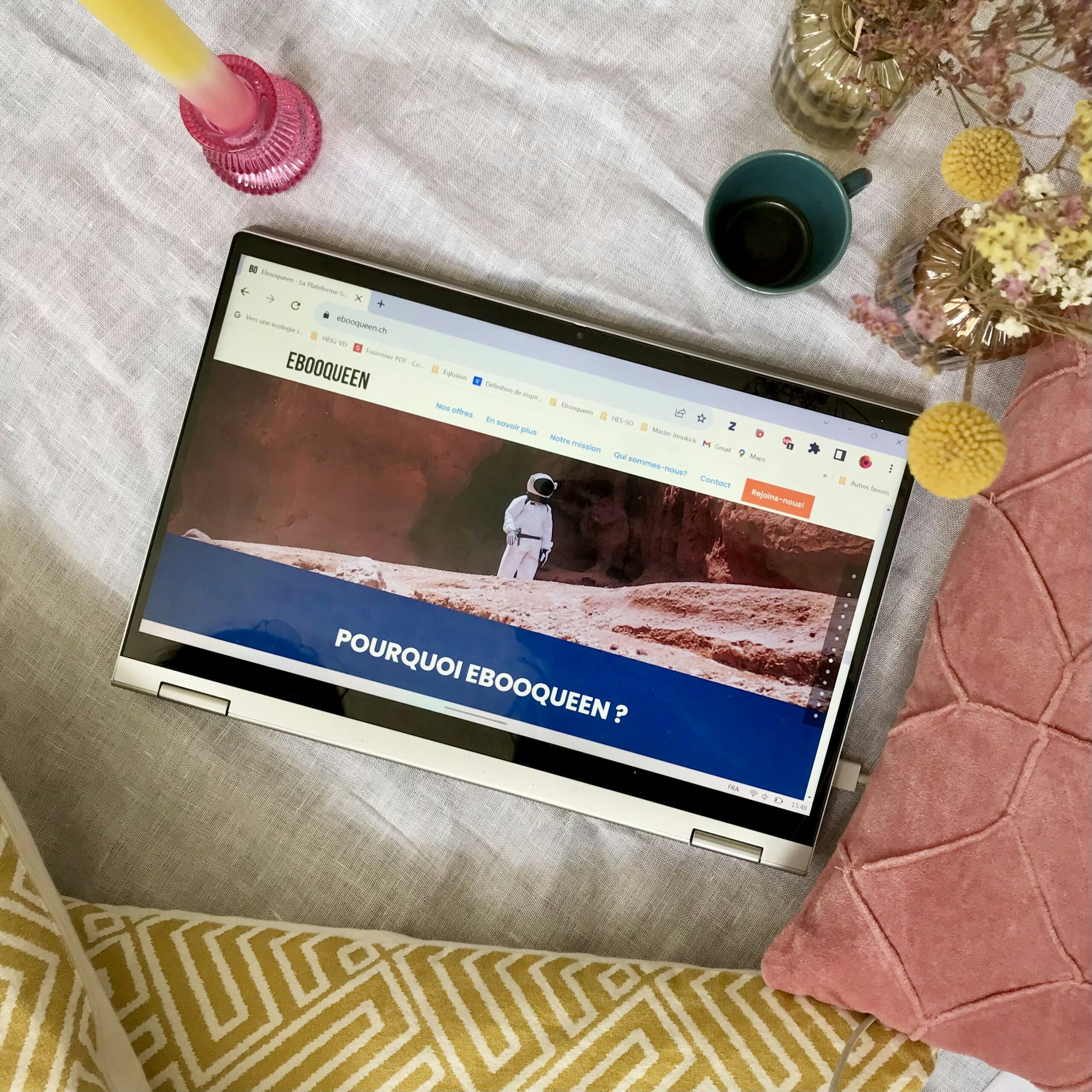 ordinateur affichant le site d'Ebooqueen, dans un décor bohème-chic
